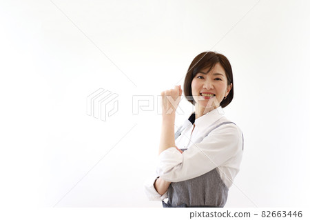一個woman起手臂的女人 一個woman起手臂的女人 82663446