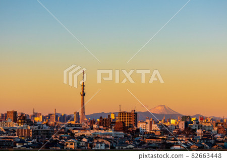 “東京”市中心和天空樹在晨光下染成了橙色 “東京”市中心和天空樹在晨光下染成了橙色 82663448