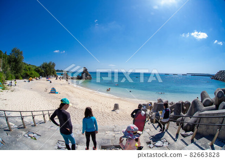 Family starting to swim in the sea 82663828