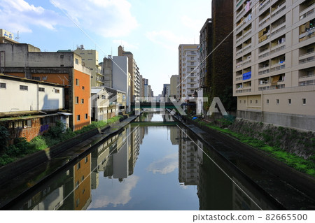 從名古屋市中區舞鶴橋看到的新堀川 從名古屋市中區舞鶴橋看到的新堀川 82665500