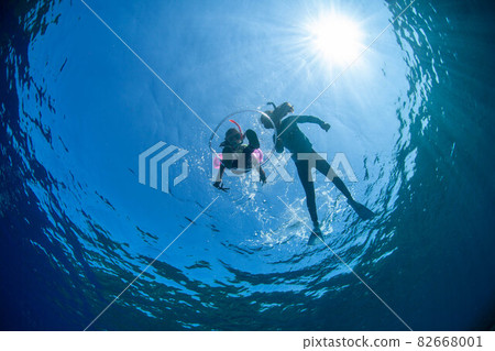 孩子們享受浮潛 孩子們享受浮潛 82668001