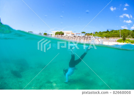 A girl enjoying underwater A girl enjoying underwater 82668008