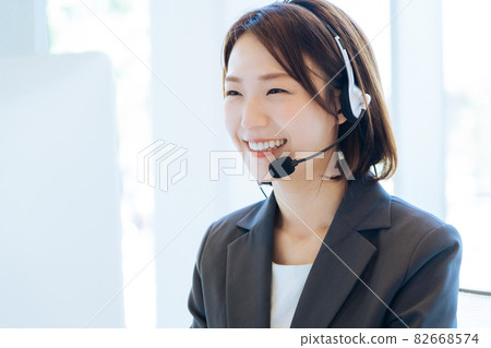 Female operator call center 82668574