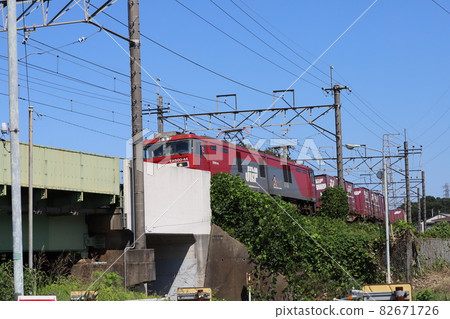 日本埼玉縣鐵橋上運行的Ē500型電力機車 日本埼玉縣鐵橋上運行的Ē500型電力機車 82671726