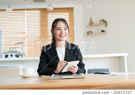 進行面對面拜訪銷售的女士 進行面對面拜訪銷售的女士 82671727