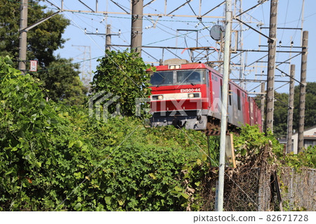 日本埼玉縣鐵橋上運行的Ē500型電力機車 日本埼玉縣鐵橋上運行的Ē500型電力機車 82671728
