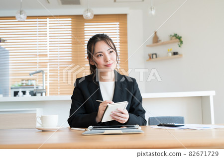 進行面對面拜訪銷售的女士 進行面對面拜訪銷售的女士 82671729