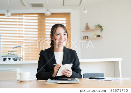 進行面對面拜訪銷售的女士 進行面對面拜訪銷售的女士 82671730