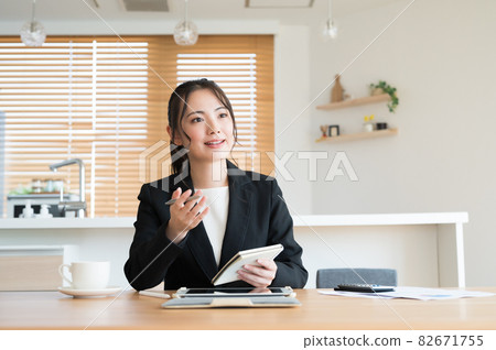 A woman who conducts face-to-face visit sales A woman who conducts face-to-face visit sales 82671755