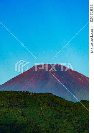以藍天為背景的日本最高富士山 82671938