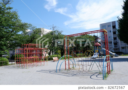 住宅區公園內的玩具套裝 住宅區公園內的玩具套裝 82672567