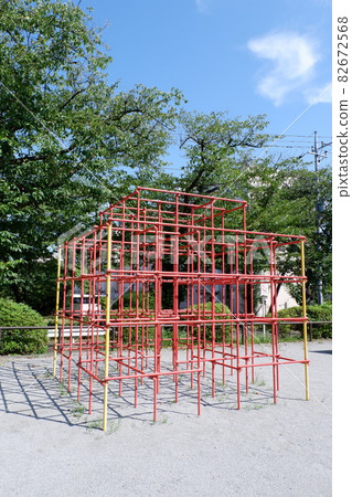公園裡的叢林健身房 公園裡的叢林健身房 82672568