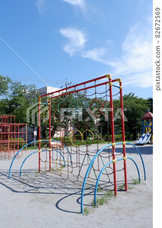 住宅區公園內的玩具套裝 住宅區公園內的玩具套裝 82672569