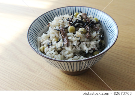 Mixed rice, dashi rice, edamame, hijiki 82673763