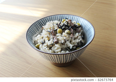 Mixed rice, dashi rice, edamame, hijiki 82673764