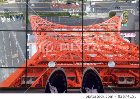Overlooking your feet at Tokyo Tower 82674153