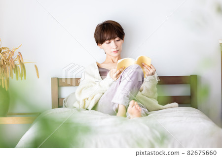 Woman lifestyle reading 82675660