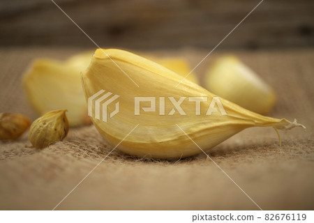 Elephant garlic garlic corms and cloves 82676119