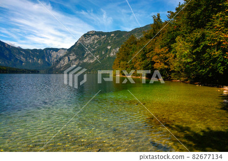 Picturesque mountain lake on a sunny autumn day. 82677134
