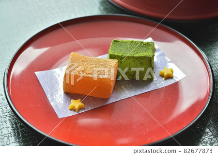 Warabimochi on a lacquered plate 82677873