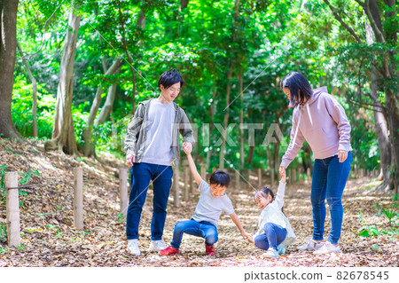 Family playing in the forest Family playing in the forest 82678545
