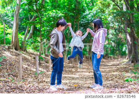 Family playing in the forest Family playing in the forest 82678546