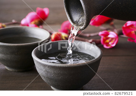 Sake to be poured into your mouth 82679521