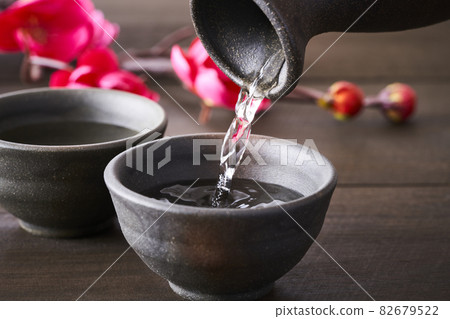 Sake to be poured into your mouth 82679522