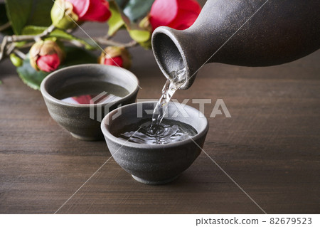 Sake to be poured into your mouth 82679523