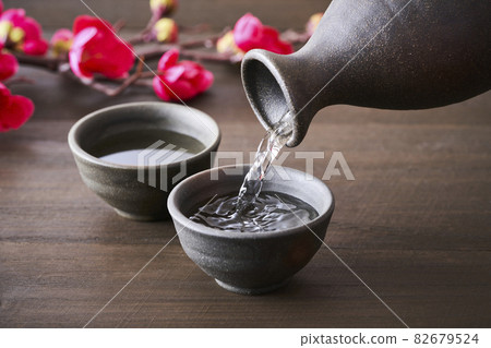 Sake to be poured into your mouth 82679524