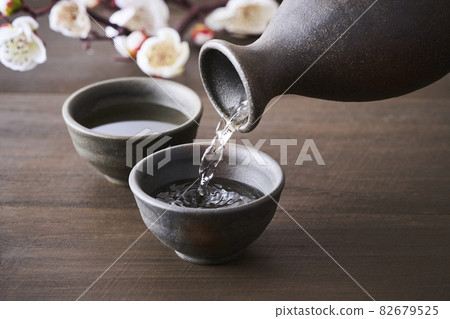 清酒倒入口中 82679525