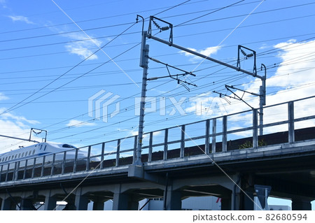 高速通過的新幹線 82680594