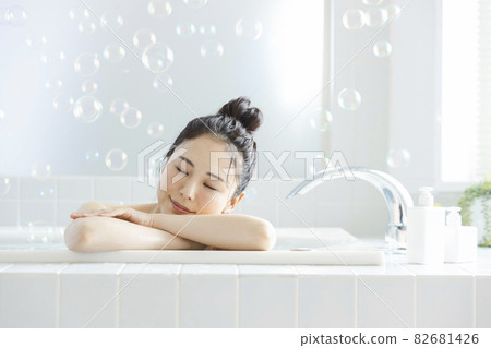 Female bath time Female bath time 82681426