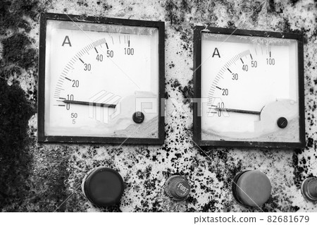 Two industrial square ammeters show zero Two industrial square ammeters show zero 82681679