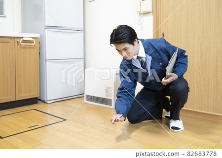 Workers inspecting flooring 82683778