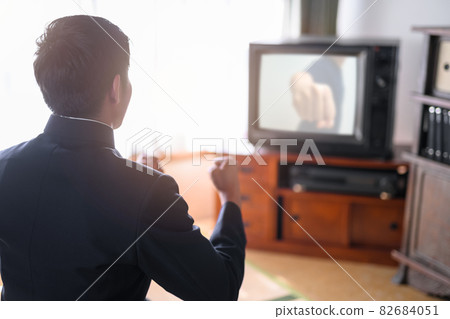 Men watching TV 82684051