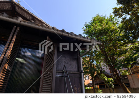 old, housing, residential 82684096