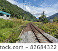 在山中運行的鐵軌（單軌）的風景 82684322