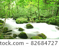 初夏青森縣被美麗深綠環繞的奧入瀨溪流 82684727