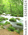 初夏青森縣被美麗深綠環繞的奧入瀨溪流 82684824