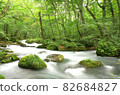 初夏青森縣被美麗深綠環繞的奧入瀨溪流 82684827