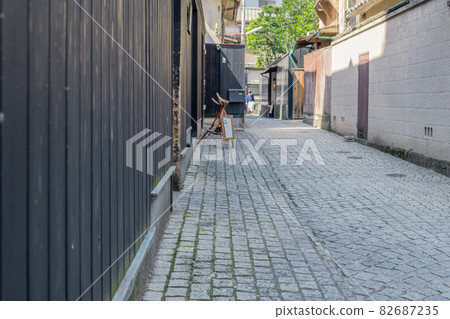 [Kagurazaka Kakurenbo Yokocho back alley] 82687235