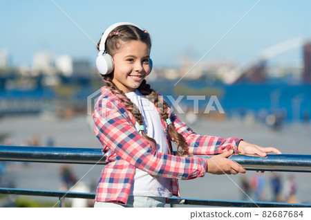 Make your kid happy with best rated kids headphones  82687684