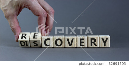 Recovery or discovery symbol. Businessman turns wooden cubes, changes a word 'discovery' to 'recovery'. Beautiful grey background. Business and discovery or recovery concept. Copy space. 82691503