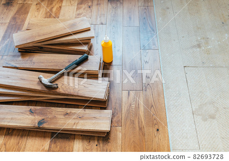 Solid oak wood flooring 82693728