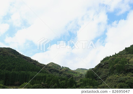 從米米河沿岸的山上看到的山和雲和天空 82695047