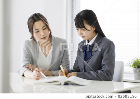 在補習班接受個別指導的女學生 高中生 初中生 82695156