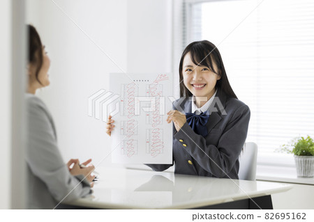 Female students who are pleased with the test results at the cram school High school students Junior high school students 82695162