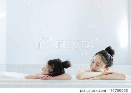 與父母和孩子一起沐浴生活方式 82700068