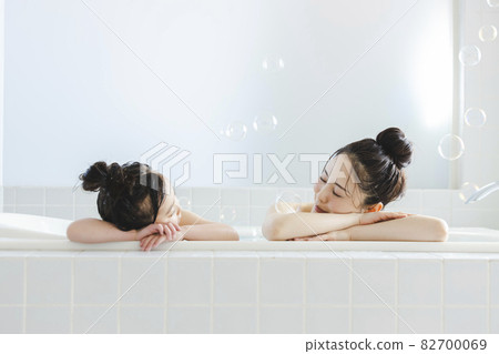 Bathing with parents and children lifestyle 82700069